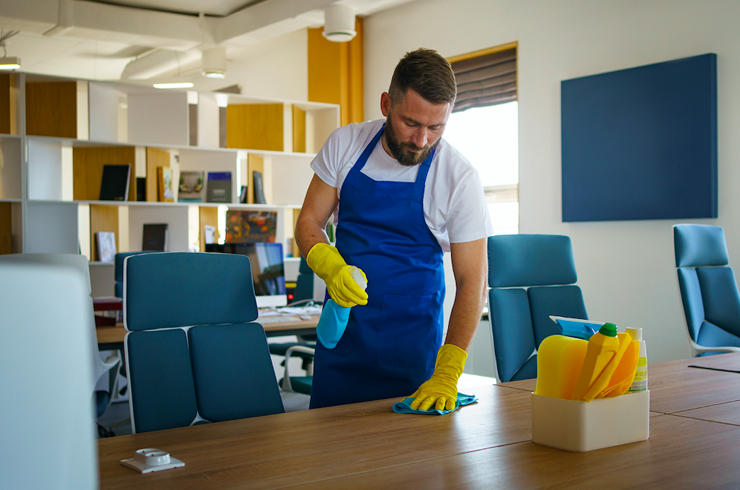 Como economizar material de limpeza na empresa